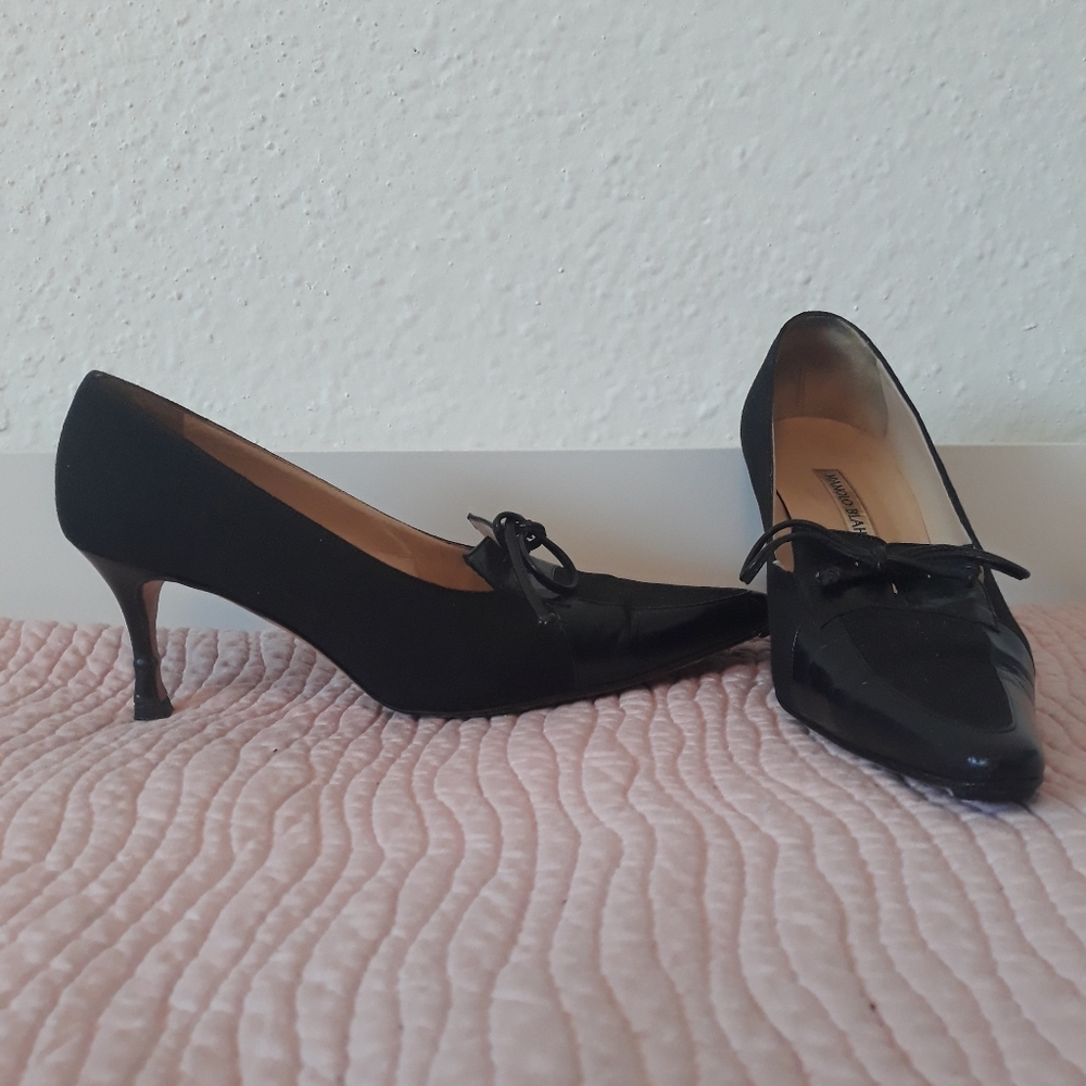 CLASSIC MANOLO BLAHNIK BLACK PUMPS WITH A TIE ON TOP. GENUINE LEATHER SIZE 7 1/2
